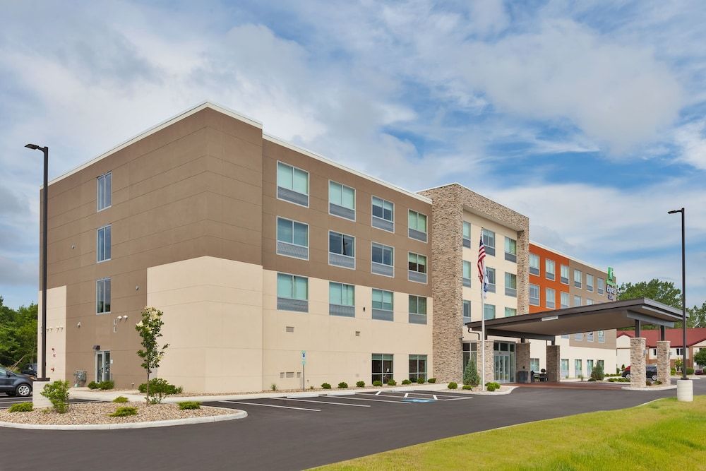 Holiday Inn Express & Suites Milan – Sandusky Area by IHG - Exterior