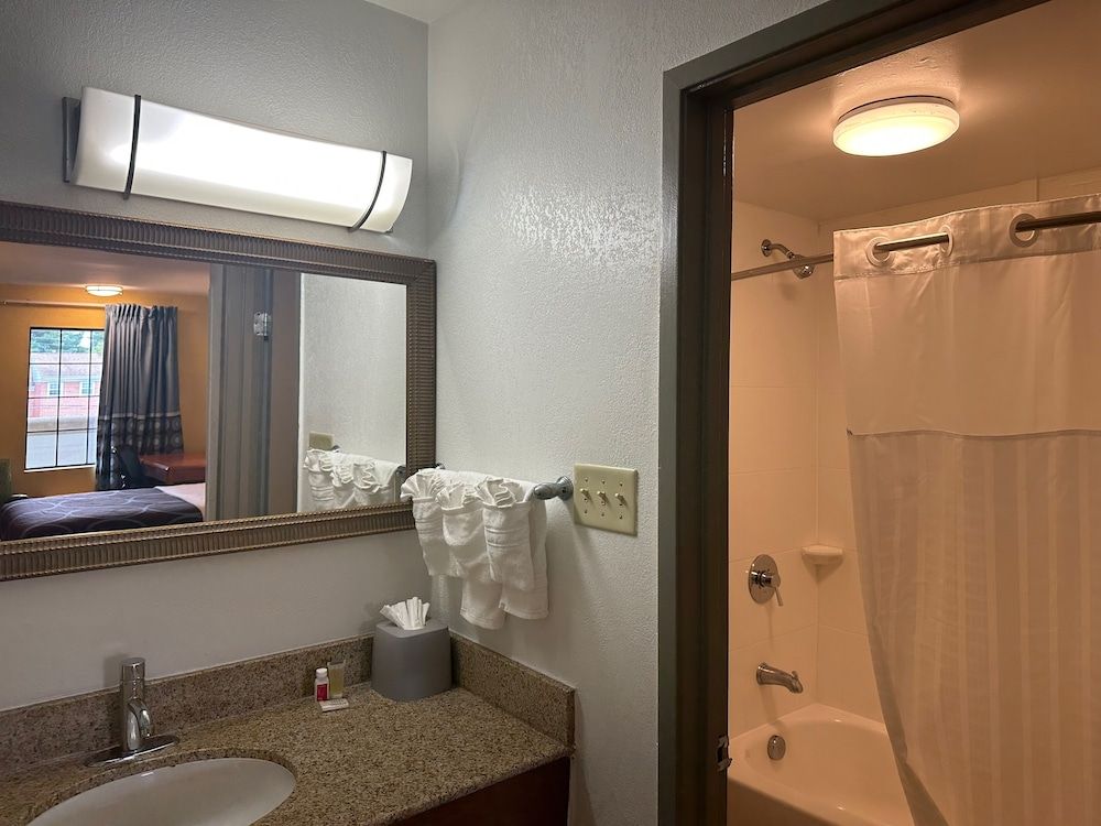 Super 8 by Wyndham Alexandria/Washington D.C. Area - Bathroom - 2
