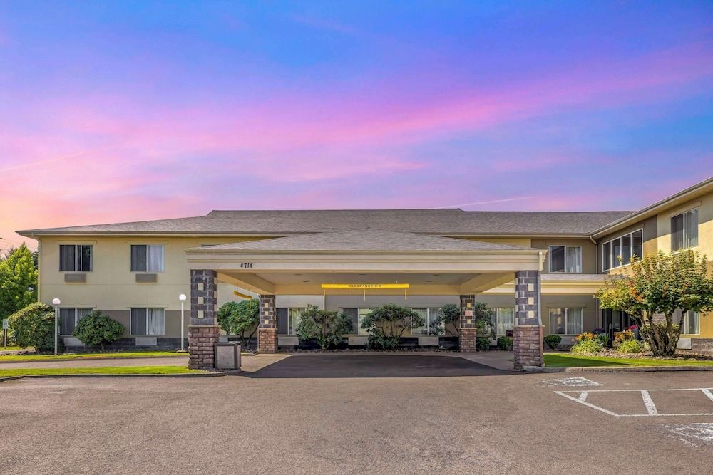 Comfort Suites Near Vancouver Mall - Exterior