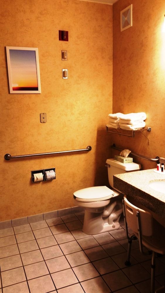 Days Inn & Suites by Wyndham Vancouver - Bathroom - 2