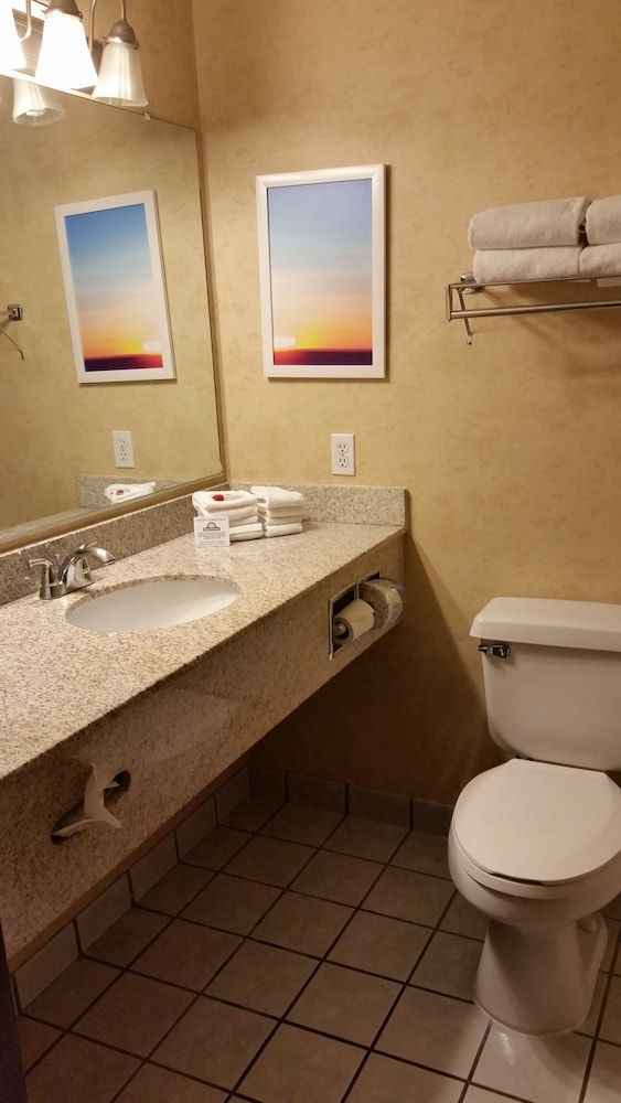 Days Inn & Suites by Wyndham Vancouver - Bathroom - 1