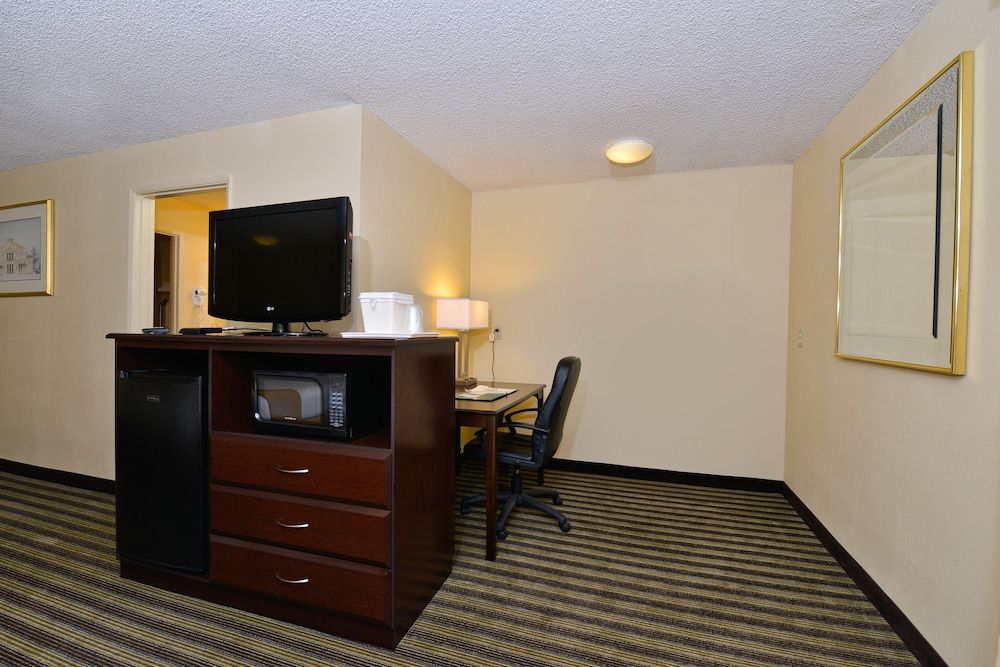 Quality Inn & Suites Vancouver - Hazel Dell - In-room business center - 1