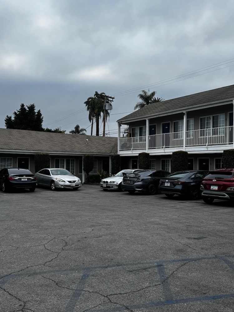 Friendship Motor Inn - Parking - 2