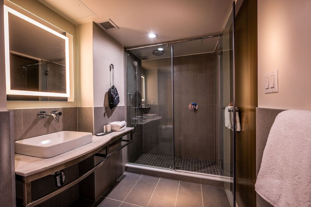 La Quinta Inn & Suites by Wyndham Times Square South - Bathroom - 1