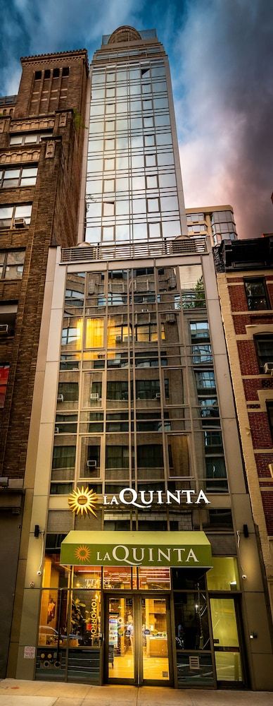 La Quinta Inn & Suites by Wyndham Times Square South - Exterior
