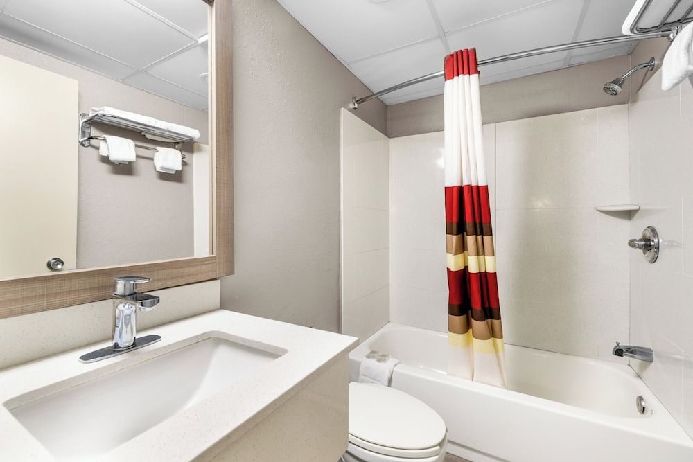 Red Roof Inn Niagara Falls - Bathroom - 2
