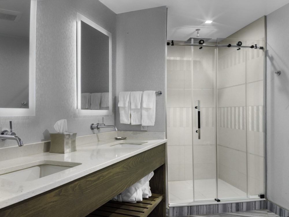 voco the Cadence by IHG - Bathroom - 1