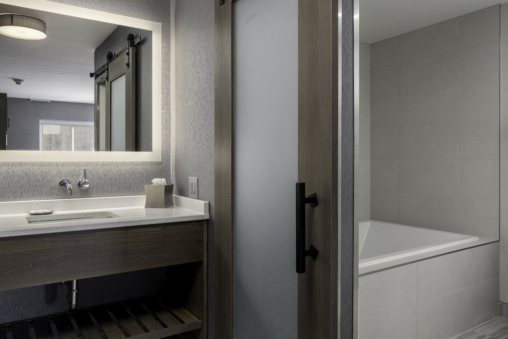 voco the Cadence by IHG - Bathroom - 2