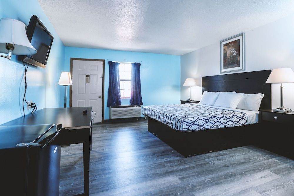 Sky-Palace Inn & Suites Wellington - Room - 1