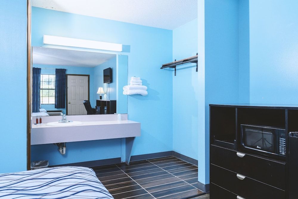 Sky-Palace Inn & Suites Wellington - Room