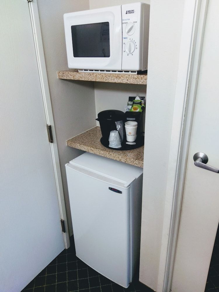 La Quinta Inn & Suites by Wyndham Melbourne Viera - Mini-refrigerator - 2