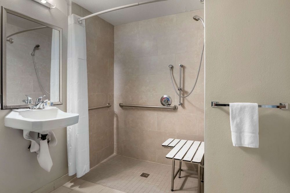 Comfort Inn & Suites Melbourne-Viera - Bathroom - 2