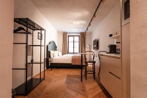 H5 Grauer Bar Studios & More - Bed