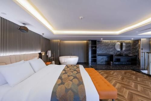 Chongqing Tianlai Yunyun High-altitude River View Hotel (Jiefangbei Raffles City Branch) main photo
