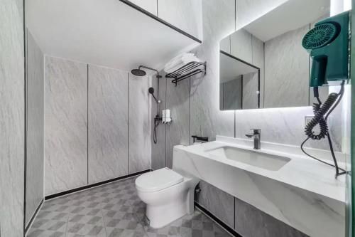 Wanja Hotel is conveniently located near Metro Line 7's Zhongcun Station, Chimelong Tourist Resort, photo 2