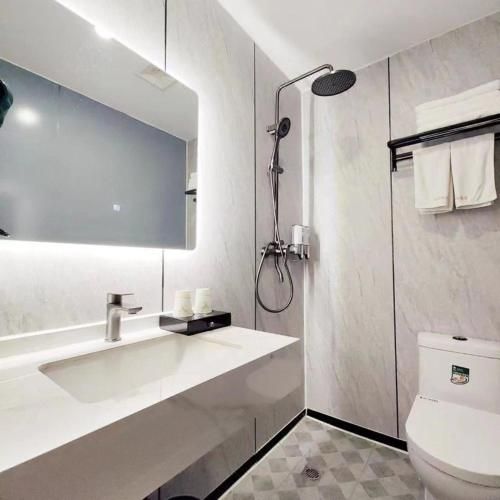 Wanja Hotel is conveniently located near Metro Line 7's Zhongcun Station, Chimelong Tourist Resort, - Bathroom