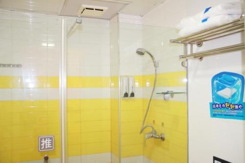 7 Days Inn Beijing Jiugong Branch - Bathroom - 3