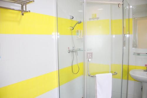 7 Days Inn Beijing Jiugong Branch - Bathroom - 2