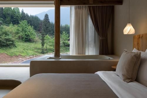 Twilight Cloud Spring Tree Private Hot Spring Homestay Bifengxia Panda Base Store photo 3