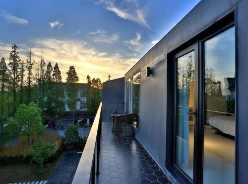 Wuzhen Yinshuxiangshe Design Hotel Xizha Scenic Area South Gate Branch - Balcony/terrace - 3