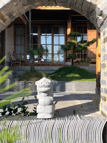 Zen mountain residence half hidden in the mountains photo 3