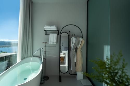 Dali Santorini Yuexin Seaview Hotel - Bathroom - 1