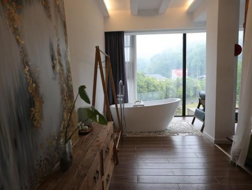 Zhangjiajie Southgate Flower Garden Lodge at the Park Entrance main photo