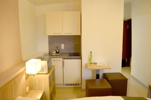 Hana Aparthotel - Kitchen - 4