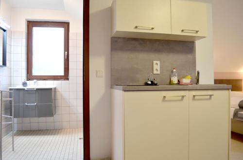 Hana Aparthotel - Kitchen - 2