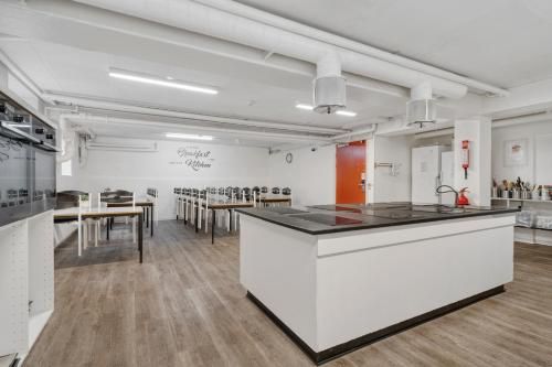 Kragsbjerggaard Vandrerhjem - Kitchen - 1