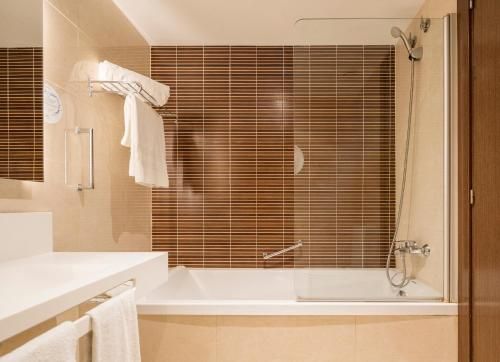 Ilunion Auditori Hotel - Bathroom - 2