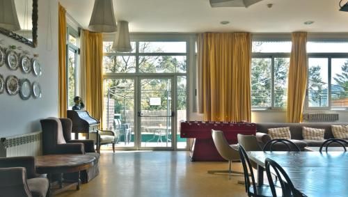 Inout Hostel - Shared lounge/TV area