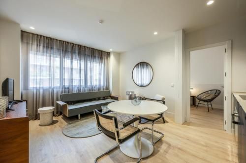 AmazINN Places Palacio Real - Shared lounge/TV area - 3