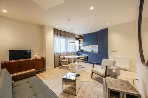 AmazINN Places Palacio Real - Shared lounge/TV area - 4