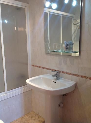 Hostal Julio - Bathroom - 1