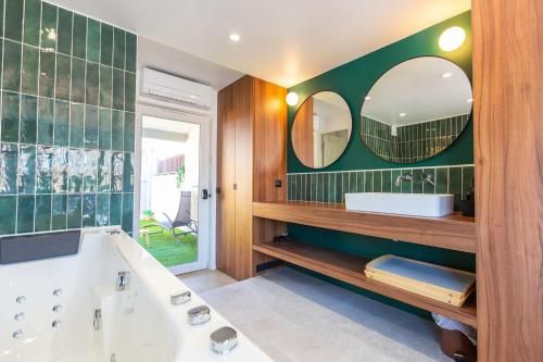 Love Room du Mont d'Or - Baignoire SPA - Minibar offert - Bathroom - 4