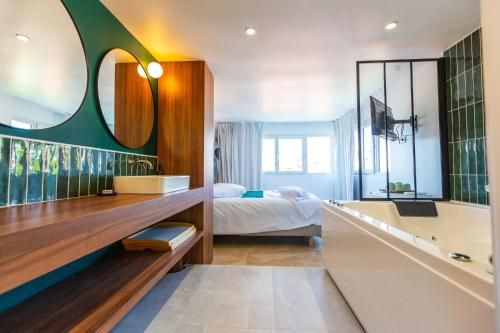 Love Room du Mont d'Or - Baignoire SPA - Minibar offert photo 2