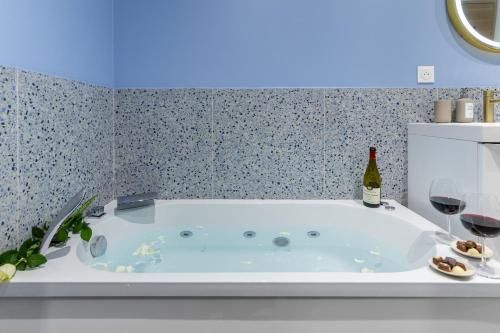 Lavie Maison | Hot Tub Seaside Studio photo 2