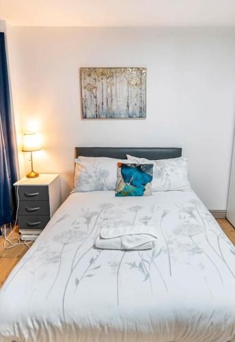 Double Bed Room in Flat near Birmingham City Centre - Bed