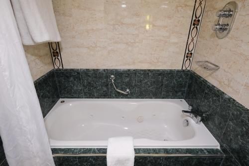 Crowne Plaza Liverpool - John Lennon Airport By IHG - Shower - 4