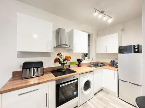City Link Apartments Perfect Stay for Concert Goers, Football Fans and Contractors, Closer to Liverp - Kitchen - 4