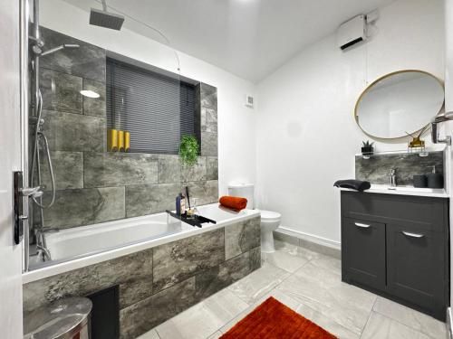 City Link Apartments Perfect Stay for Concert Goers, Football Fans and Contractors, Closer to Liverp - Bathroom - 1