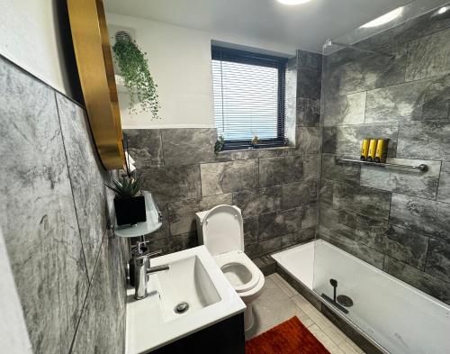 City Link Apartments Perfect Stay for Concert Goers, Football Fans and Contractors, Closer to Liverp - Bathroom - 2