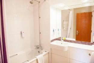 Premier Inn Liverpool City - Albert Dock - Bathroom - 3
