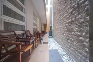 Life Emerald Hotel Surabaya - Smoking area