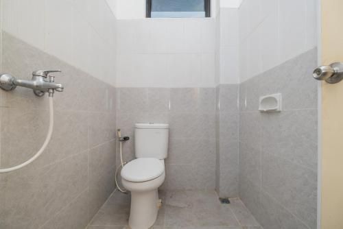 Grha Rahadi 2 Wiyung RedPartner - Bathroom - 1