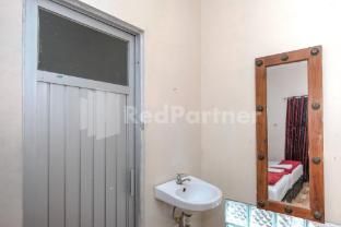 Art Guesthouse Syariah Near Malioboro RedPartner - Bathroom - 4