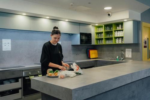 Kinlay Hostel Eyre Square - Best Hostel in Ireland 2025 - Food and beverages - 3