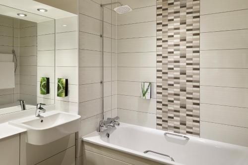Premier Inn Cork City Centre - Bathroom - 4