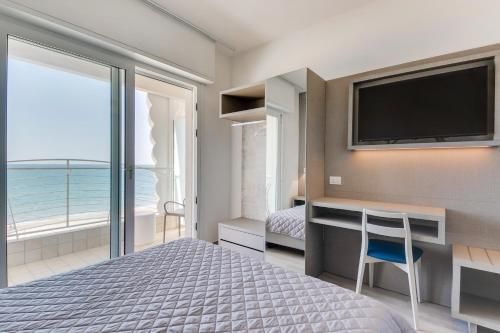 MARITTIMO Riccione - Hotel Clipper FRONTE MARE photo 2